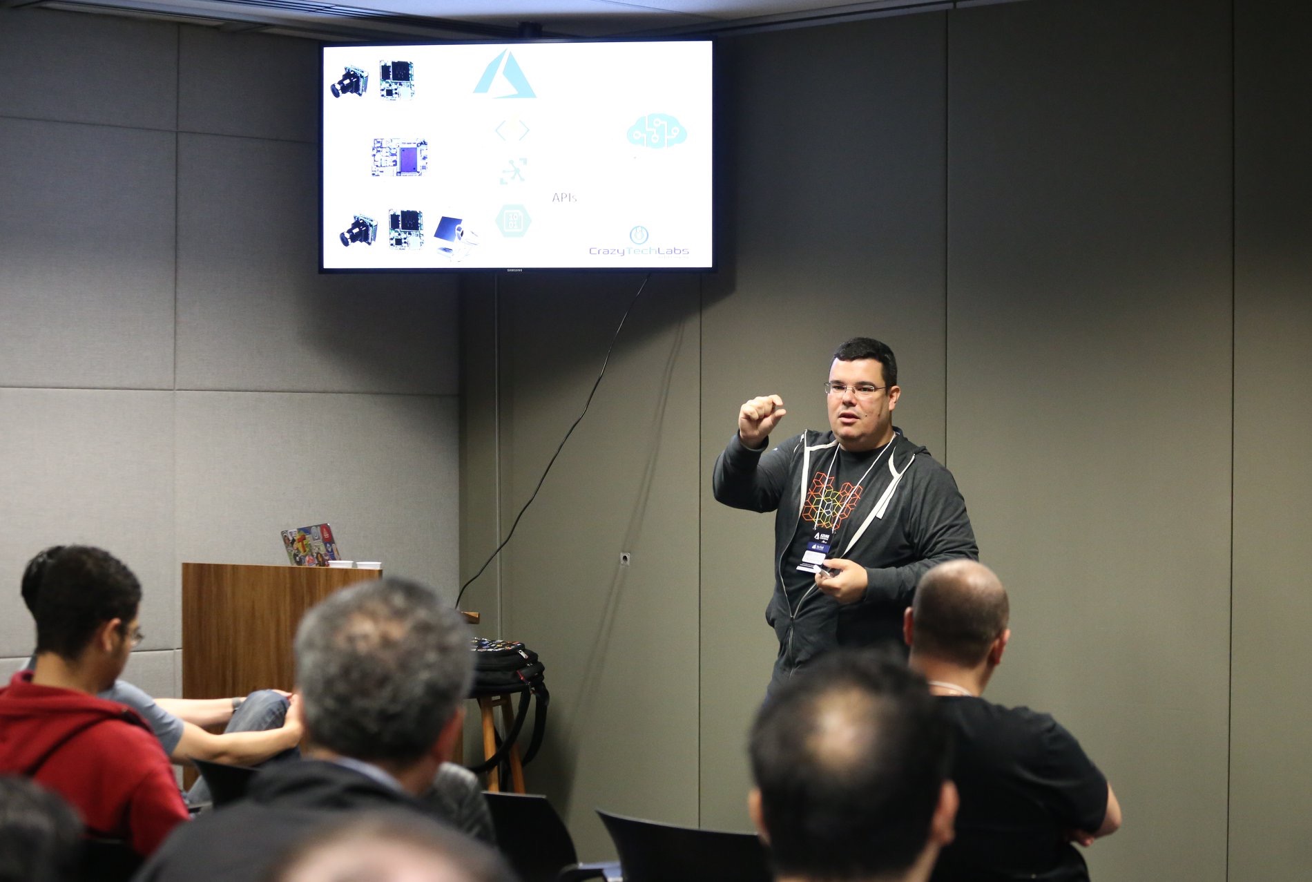 Jorge Maia palestrando sobre Azure e IoT, com telão da CrazyTechLabs ao fundo
