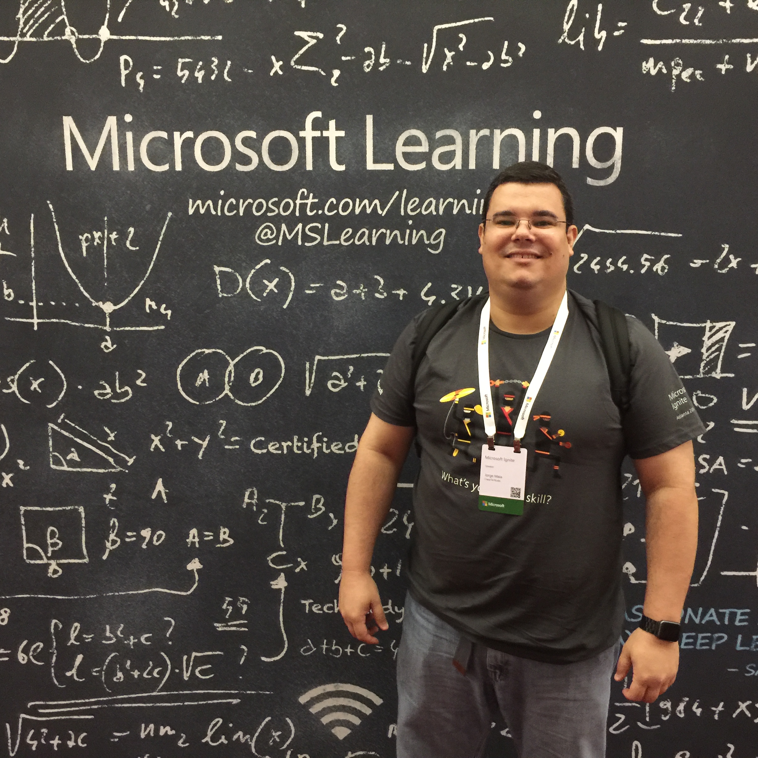 Jorge Maia em frente ao painel Microsoft Learning